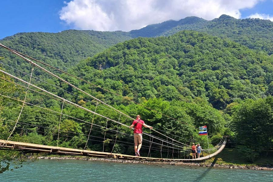 Фото: Подвесной мост через реку Бзыбь, Абхазия