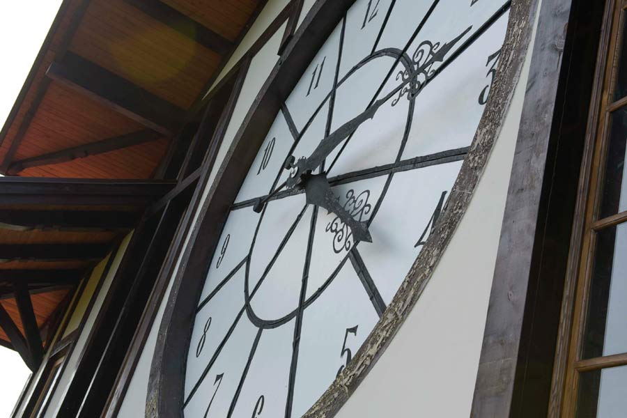 Старинные часы ресторана Гагрипш